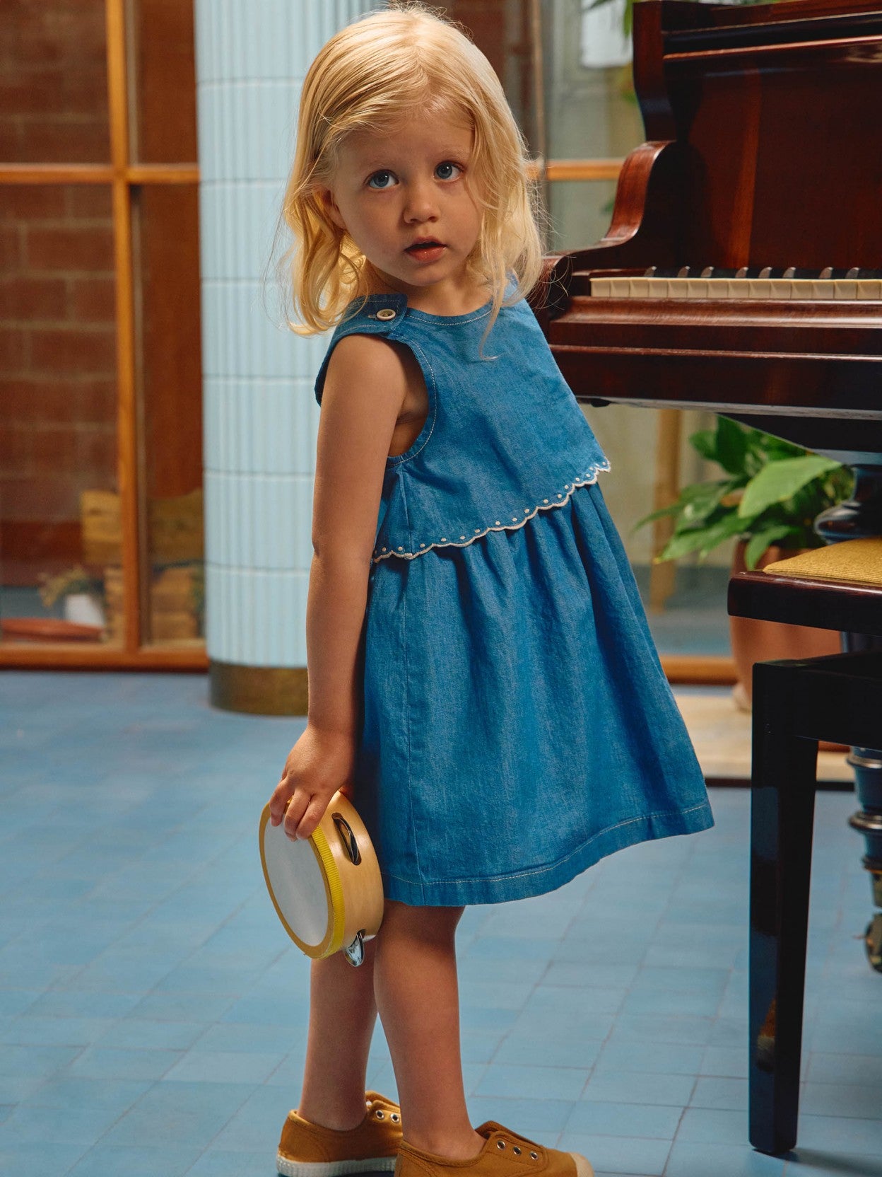 Laranjinha - Thin denim dress with embroidered details